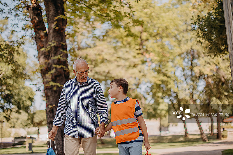 放学回家图片素材