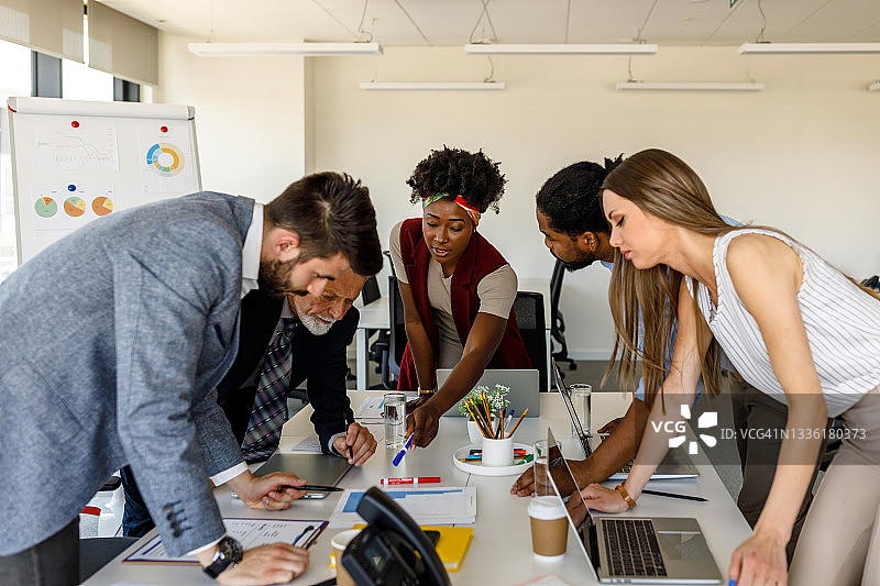 一群多元种族商人分析公司办公室的业务成果图片素材