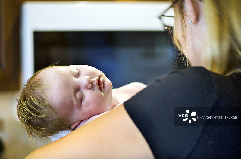 母亲抱着新生女儿图片素材
