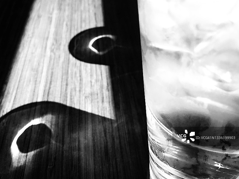 冰水，珍贵商品，强烈阴影图片素材