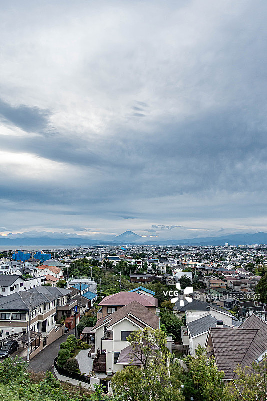 日本神奈川县海边的住宅区与富士山图片素材