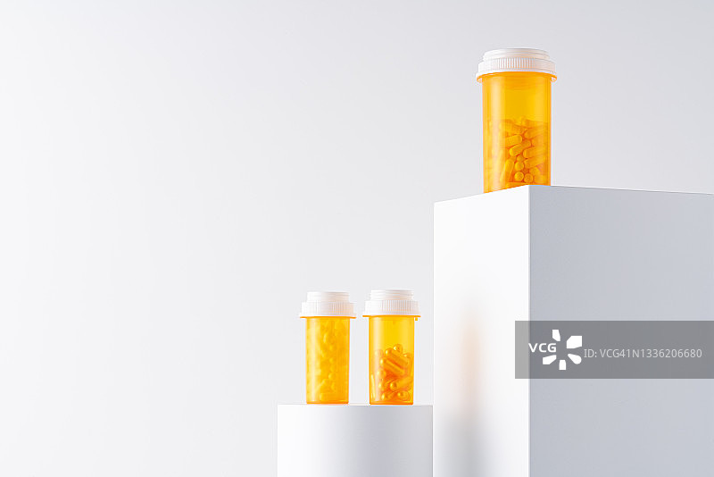 白色底座上的处方药瓶图片素材