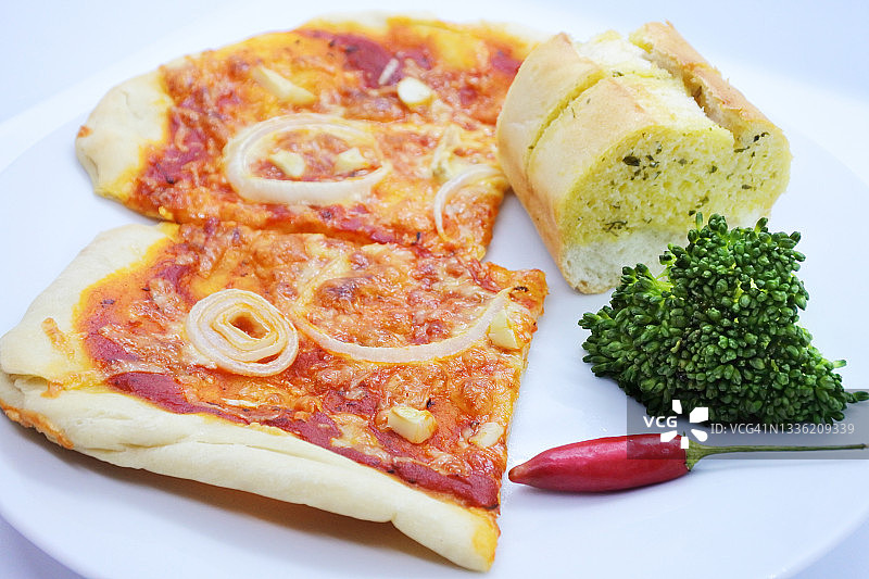 白色盘子里的洋葱牛至自制披萨片图片素材