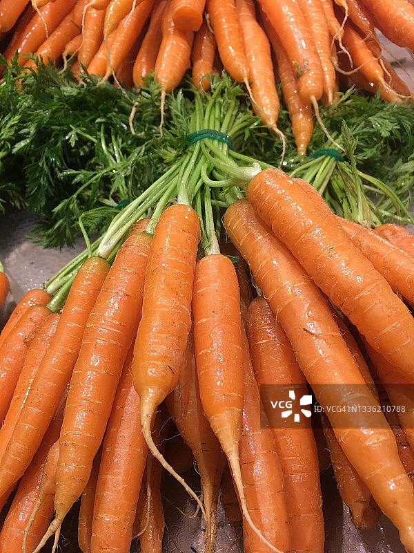 食品市场出售的新鲜胡萝卜展示图片素材