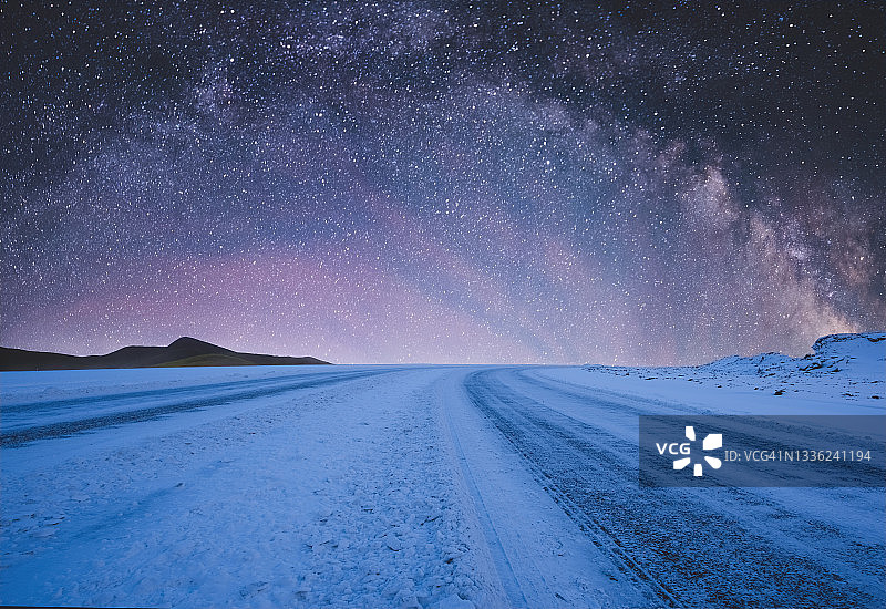 银河下的公路旅行图片素材