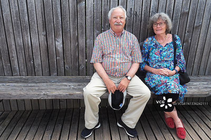 年长夫妇坐在木制长椅上图片素材