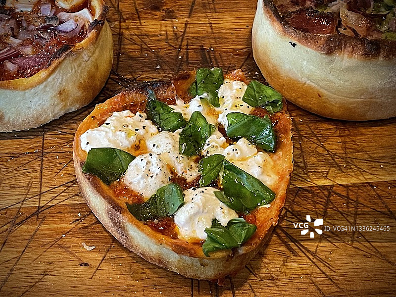 典型的深盘式意大利披萨餐图片素材