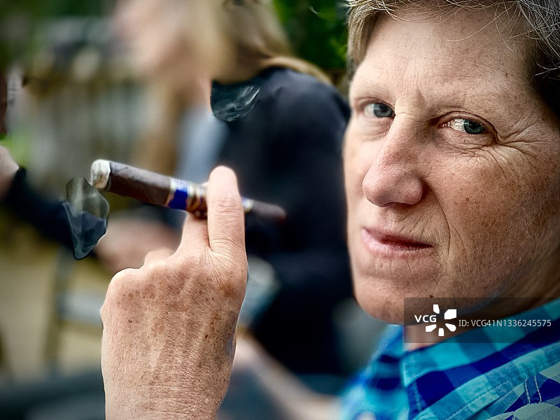 女人吸烟图片素材