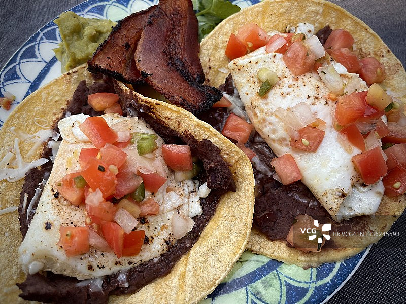 牧场鸡蛋早餐，玉米饼配鳄梨和火腿图片素材