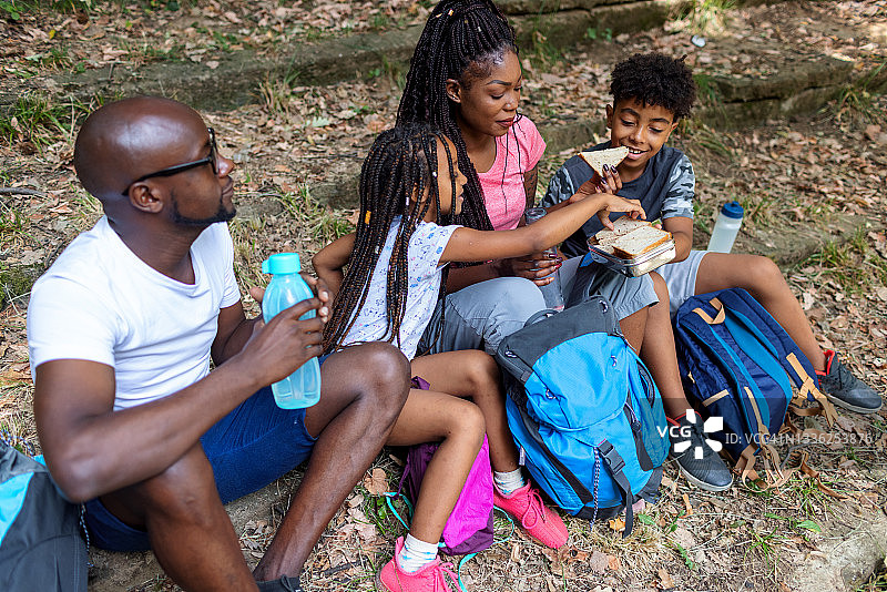 非洲家庭吃三明治图片素材