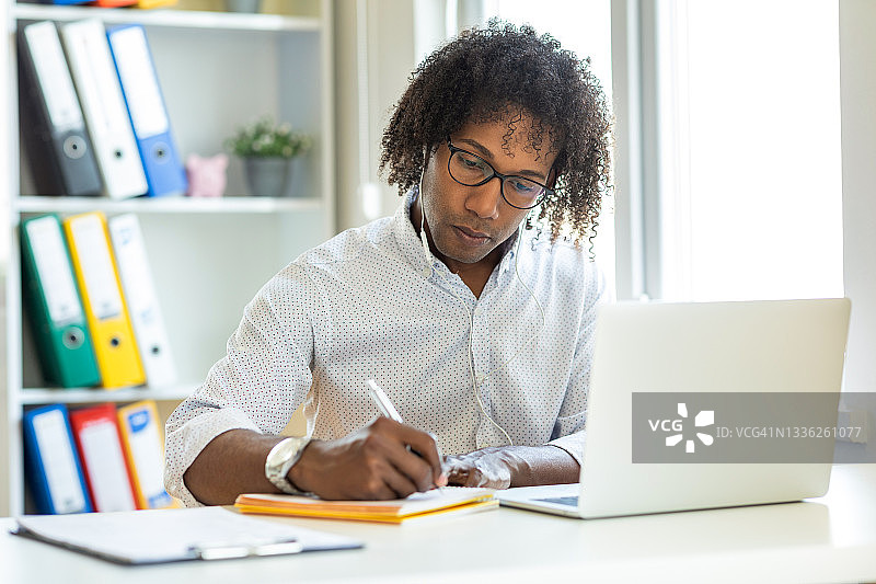 在家学习的拉丁美洲男人图片素材