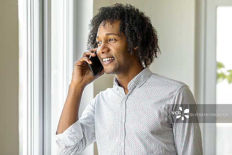 用智能手机交谈的非裔美国商人图片素材