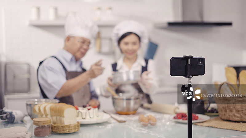 美食视频博主和她的祖父自制蛋糕图片素材