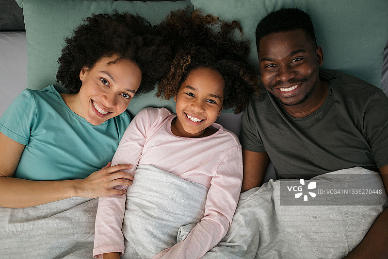快乐的非裔美国家庭居家亲情写真图片素材