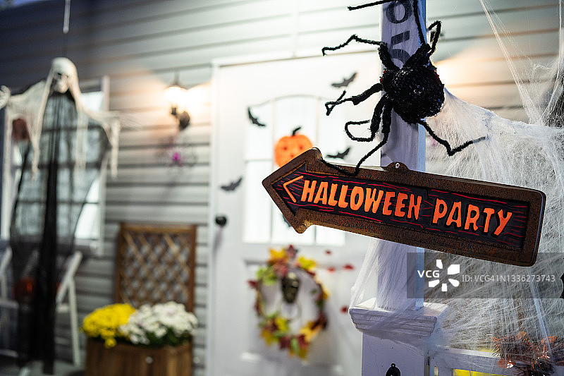 门廊上的万圣节标志图片素材