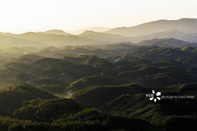 阳光洒满山间图片素材