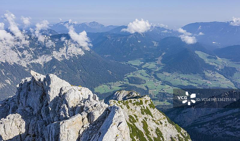 前往霍赫卡尔特途中的山谷景色，山脉和阿尔卑斯山前陆，巴伐利亚，德国图片素材