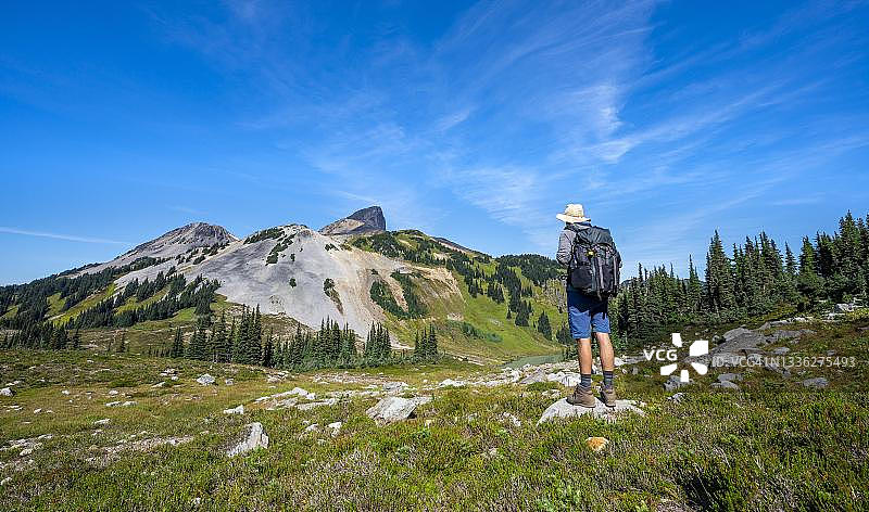 徒步者远眺：加拿大不列颠哥伦比亚省加里波第省立公园的黑牙火山图片素材