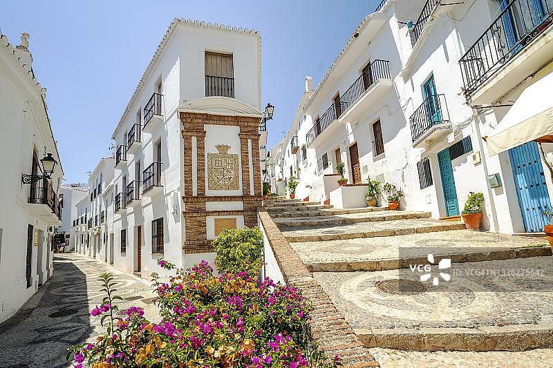 西班牙太阳海岸马拉加山区弗里希利亚纳风景如画的城镇图片素材