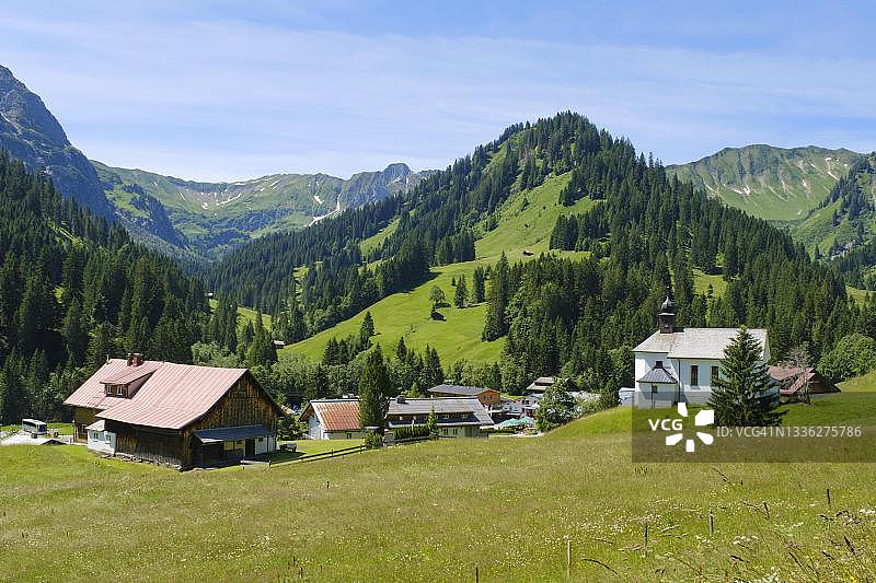 奥地利弗拉尔贝格州小沃尔瑟谷巴德的乡村景色图片素材