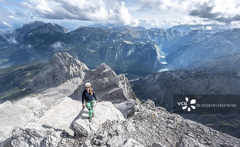 徒步者在德国瓦茨曼峰顶峰远眺山景图片素材