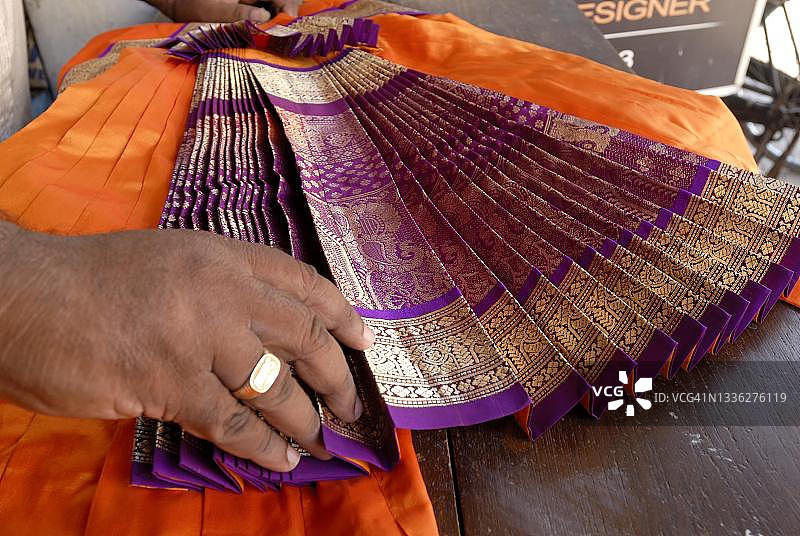 印度泰米尔纳德邦：裁缝制作婆罗多舞服装图片素材