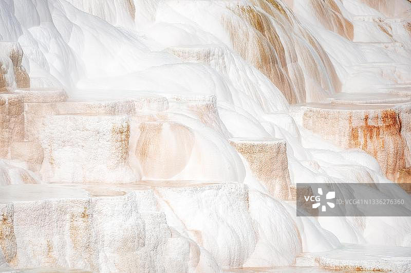 黄石国家公园猛犸温泉的梯田和彩色矿藏图片素材