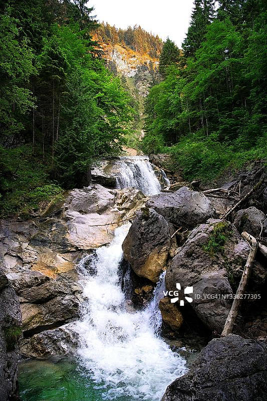 阿尔卑斯山脉波拉特峡谷日落景观，德国巴伐利亚图片素材