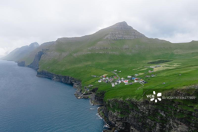 法罗群岛卡尔索伊岛米克拉达鲁尔海岸线航拍图片素材