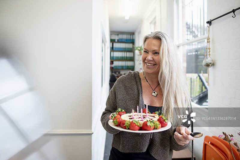 惊喜的蛋糕图片素材