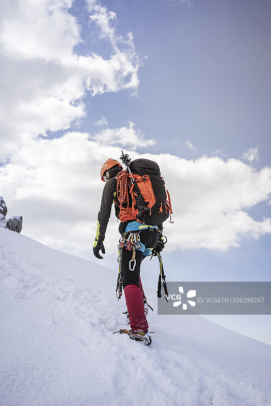 登山者在雪山山脊上行走图片素材
