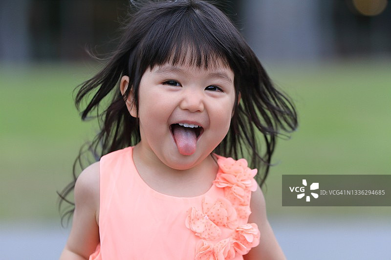 可爱小女孩开怀大笑图片素材