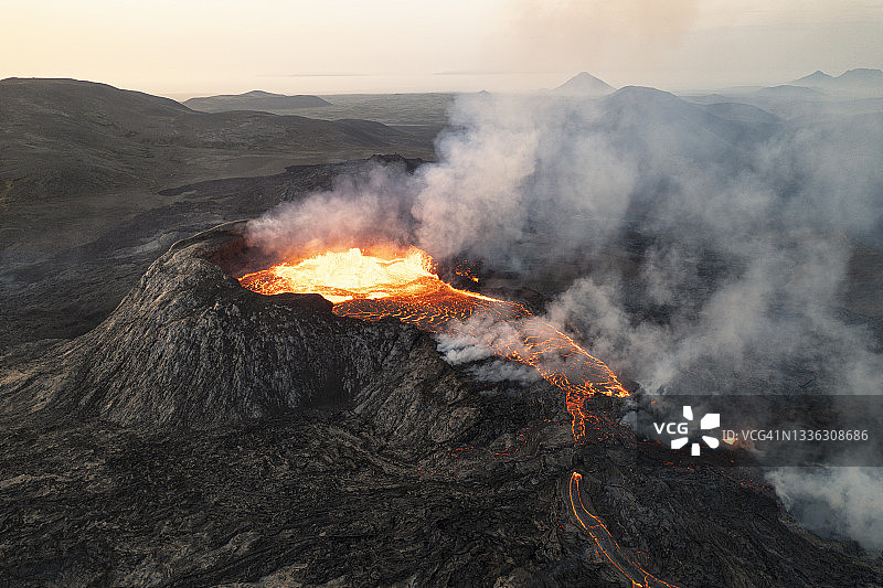冰岛法格拉达尔斯火山喷发日落图片素材