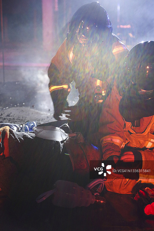 消防员帮助受伤的同伴图片素材