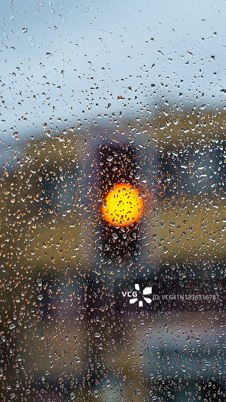 橙色灯光与雨滴图片素材