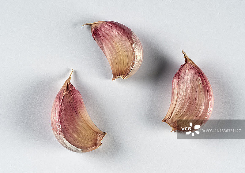 白色背景下的大蒜特写图片素材