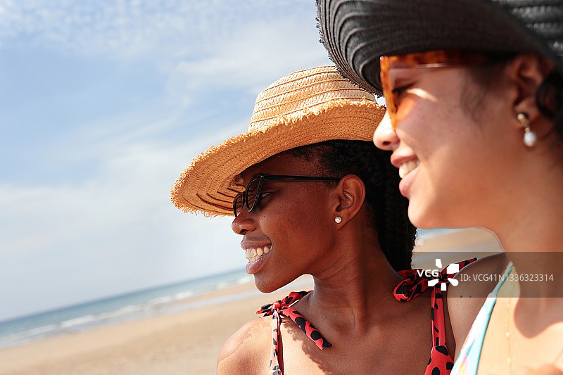 两位女人眺望大海图片素材