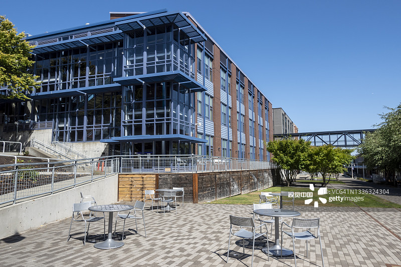 晴朗无云的一天，华盛顿大学塔科马分校的大城市校园景色图片素材