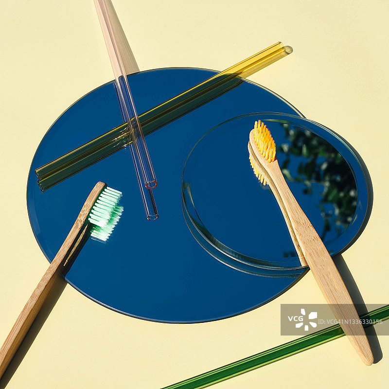 圆形镜子上带有天空倒影的木制环保刷图片素材