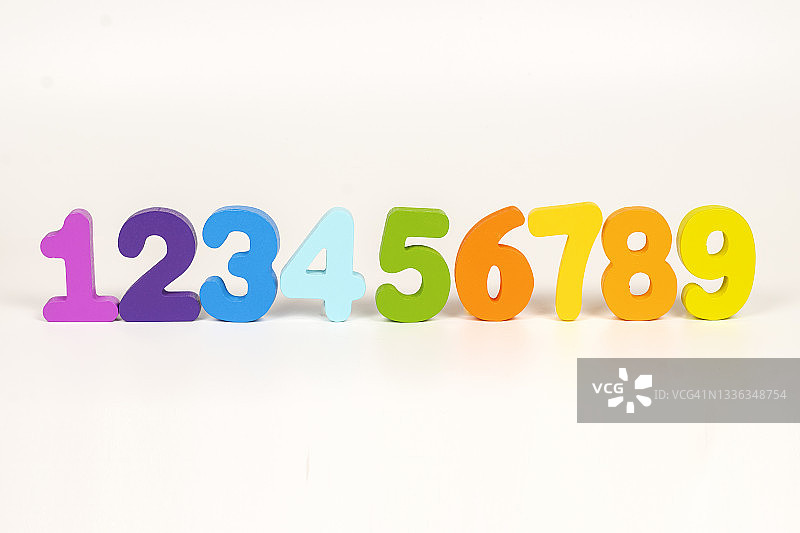 白色背景彩色木质数字图片素材