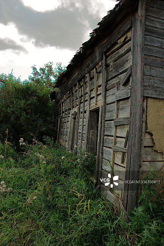 黑白照片：草原上废弃的旧农场建筑图片素材