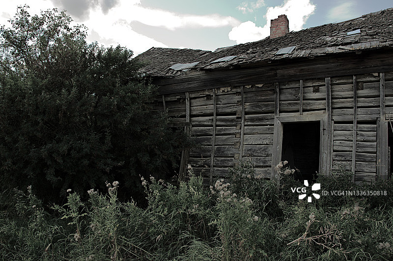 黑白照片：草原上废弃的旧农场建筑图片素材