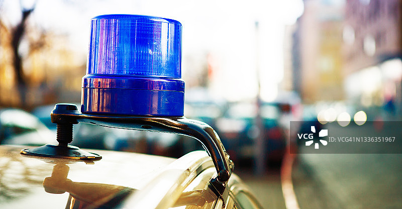 警用便车上的警灯图片素材