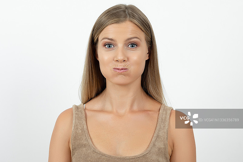 鼓起的脸颊图片素材