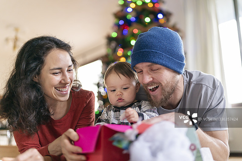 温馨家庭时刻图片素材