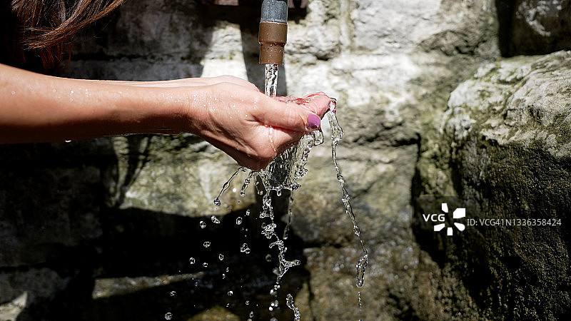 英国萨默塞特郡Glastonbury白色井中流出的新鲜泉水图片素材