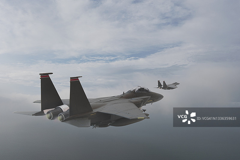 喷气式战斗机在云层上飞行。图片素材