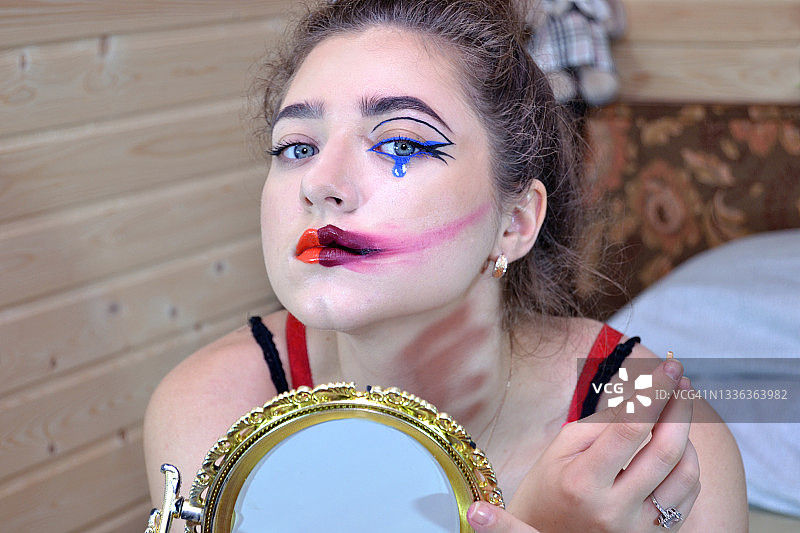 具有创意妆容的年轻女性肖像图片素材