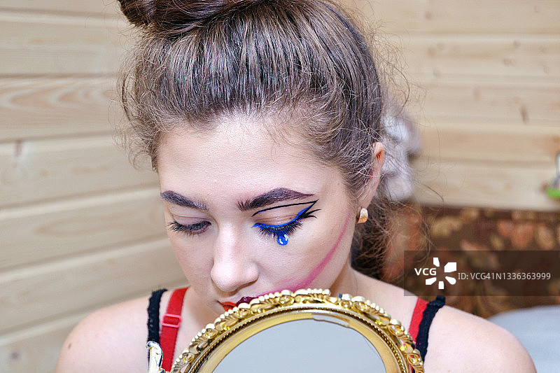 具有创意妆容的年轻女性肖像图片素材