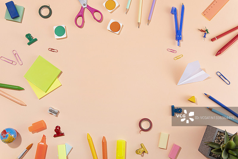 粉色背景上的学校用品图片素材